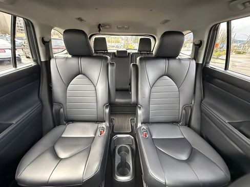 Used 2023 Toyota Highlander XLE image 17