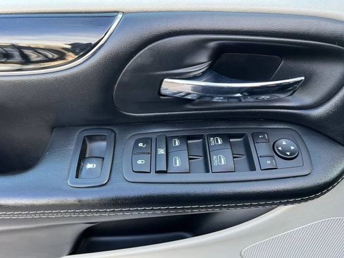 Used 2019 Dodge Grand Caravan SE FWD image 14
