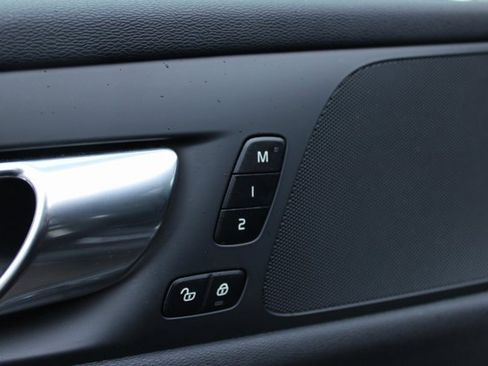 Used 2025 Volvo V60 B5 Cross Country Plus image 12