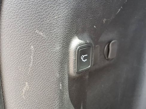 Used 2019 Jeep Cherokee Latitude Plus w/ Comfort/Convenience Group AWD/4WD image 25