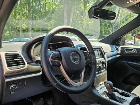 Used 2017 Jeep Grand Cherokee Laredo w/ Quick Order Package 2BE image 18