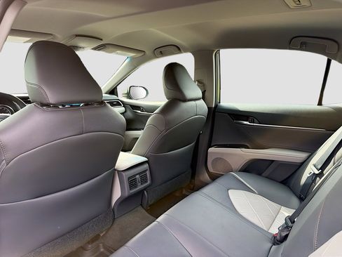 Used 2018 Toyota Camry XLE FWD image 6