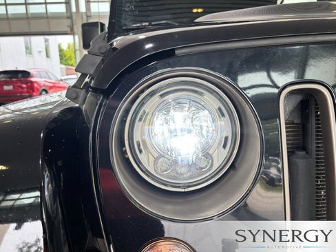Used 2017 Jeep Wrangler Unlimited Sahara AWD/4WD image 9