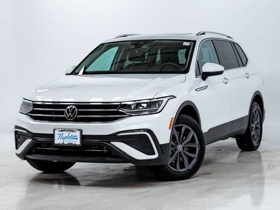 Used 2023 Volkswagen Tiguan SE w/ Panoramic Sunroof Package