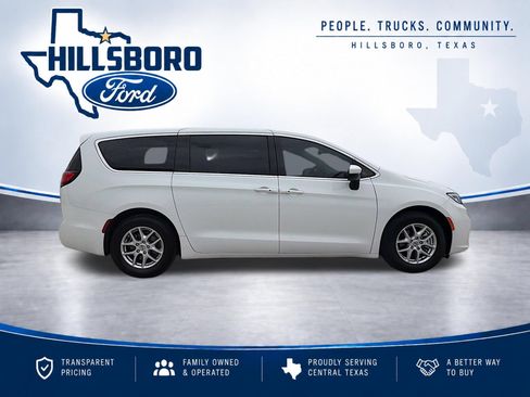 Used 2023 Chrysler Pacifica Touring-L FWD image 4