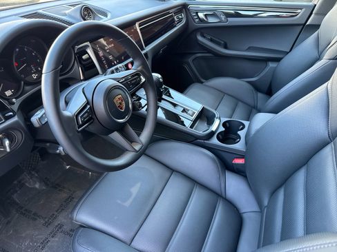 Certified 2026 Porsche Macan AWD/4WD image 4
