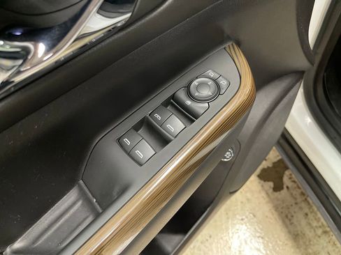 Certified 2023 GMC Acadia SLE w/ Driver Convenience Package image 12