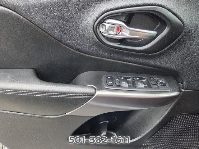 Used 2019 Jeep Cherokee Latitude w/ Popular Appearance Group FWD image 30