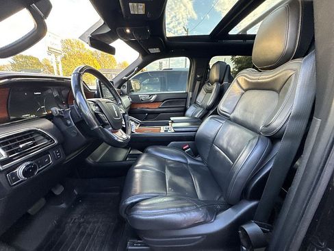 Used 2019 Lincoln Navigator Reserve image 17