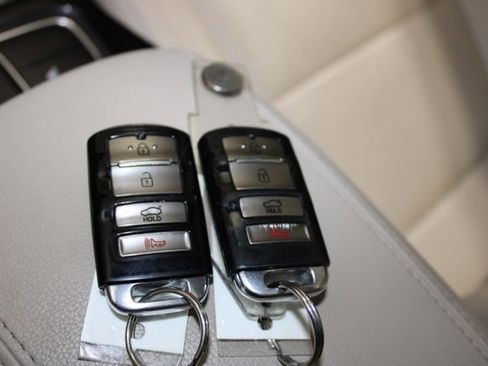Used 2016 Kia Cadenza Premium FWD image 18