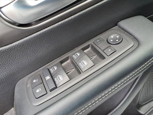 Used 2025 Chrysler Pacifica Select image 17