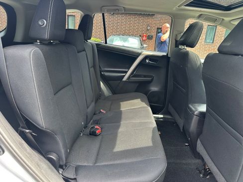 Used 2018 Toyota RAV4 XLE FWD image 17