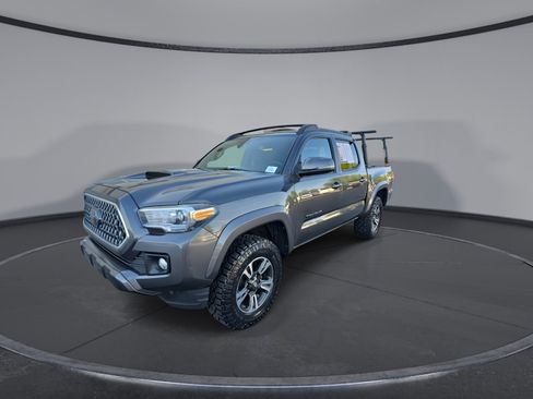 Used 2018 Toyota Tacoma TRD Sport w/ Technology Package AWD/4WD image 4