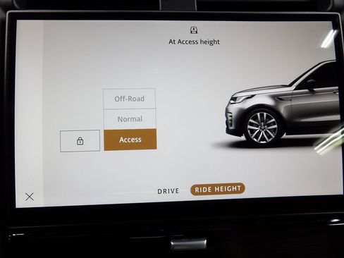 Used 2024 Land Rover Discovery Dynamic SE image 20