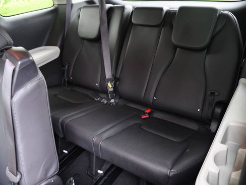 Used 2024 Kia Carnival LX FWD image 26