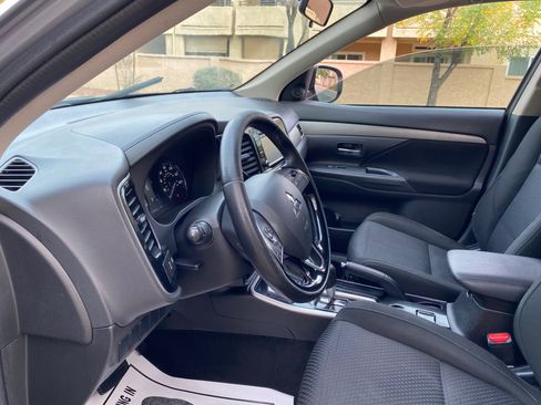 Used 2017 Mitsubishi Outlander ES image 33