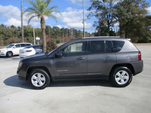 Used 2017 Jeep Compass Latitude image 2