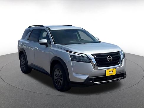 Used 2025 Nissan Pathfinder SV FWD image 3