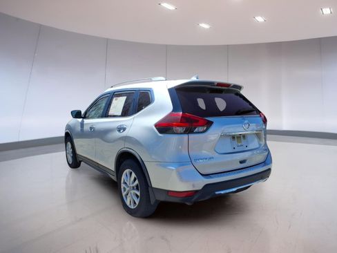 Used 2019 Nissan Rogue SV image 3