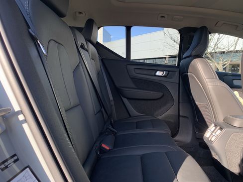 Used 2025 Volvo XC40 B5 Core image 33