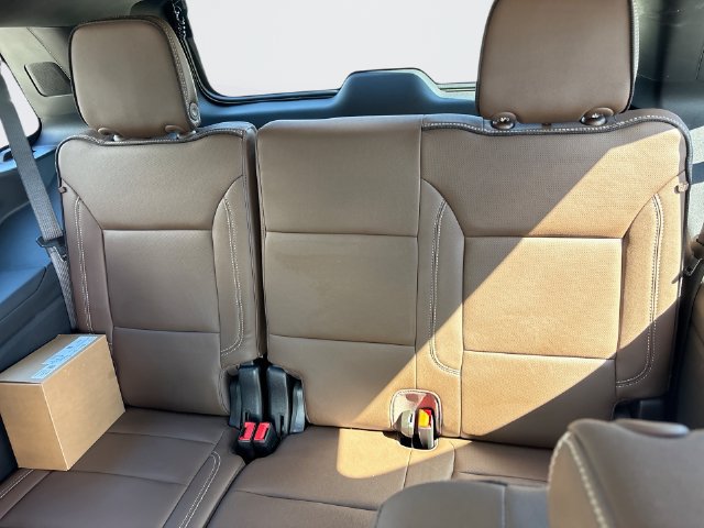 Used 2025 Chevrolet Tahoe High Country AWD/4WD image 24