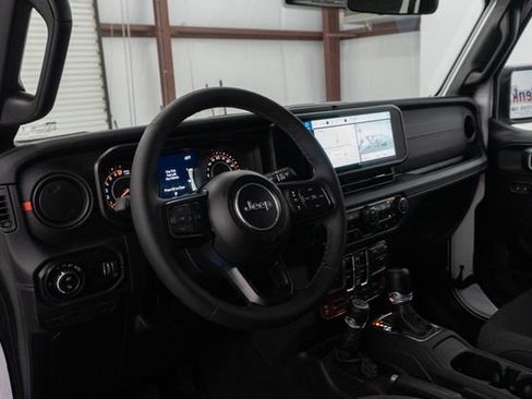 Used 2025 Jeep Gladiator Rubicon w/ Safety Group AWD/4WD image 3
