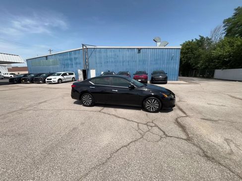 Used 2025 Nissan Altima 2.5 SV FWD image 13