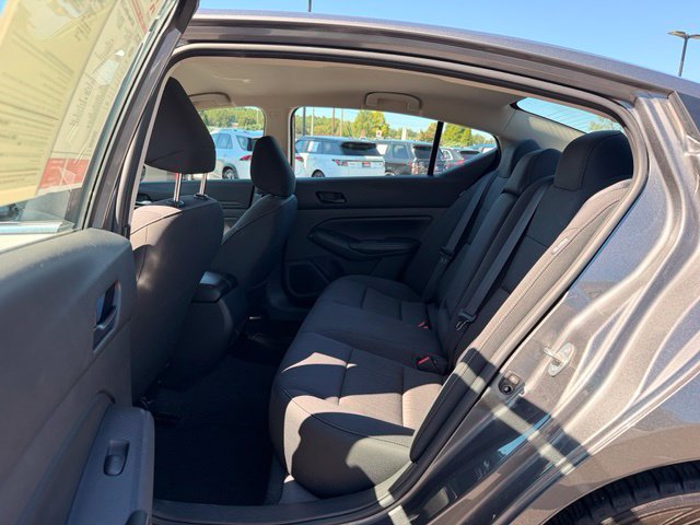 Used 2025 Nissan Altima 2.5 SV FWD image 12
