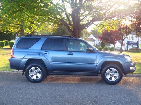 Used 2005 Toyota 4Runner SR5 AWD/4WD image 5