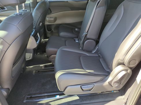 New 2026 Kia Carnival EX image 17