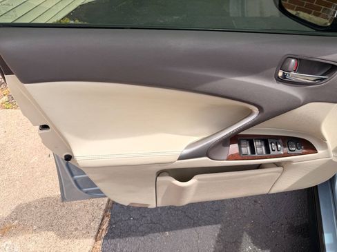Used 2011 Lexus IS 250 w/ Premium Pkg Value Edition RWD image 4