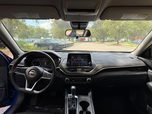Used 2025 Nissan Altima 2.5 SV FWD image 25