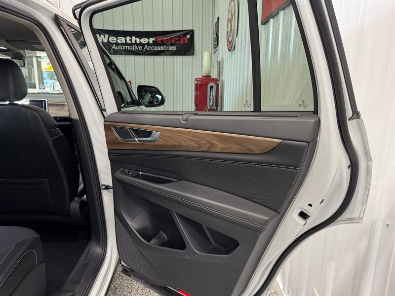 Used 2024 Volkswagen Atlas SE AWD/4WD image 21