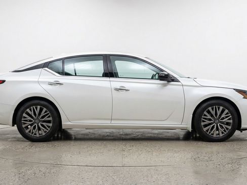 Used 2025 Nissan Altima 2.5 SV image 11