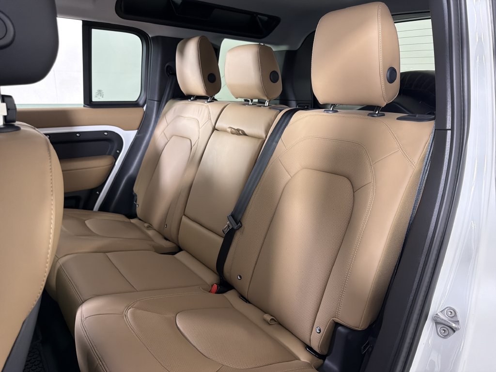 Certified 2025 Land Rover Defender 110 S AWD/4WD image 33