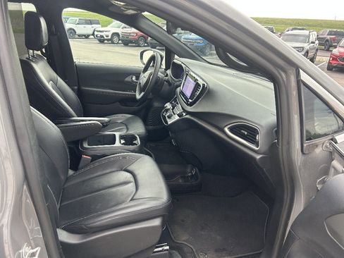 Used 2025 Chrysler Pacifica Select FWD image 18