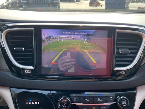 Used 2023 Chrysler Pacifica Touring-L FWD image 33