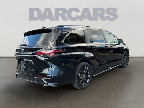 Used 2022 Toyota Sienna XSE image 5