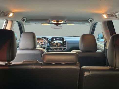 Used 2025 Nissan Pathfinder SL FWD image 29