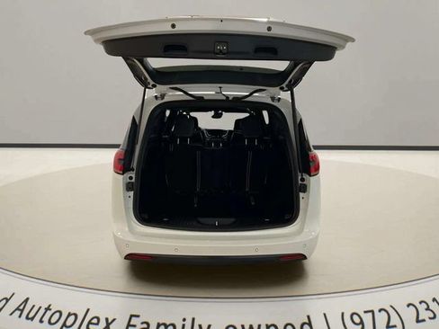 Used 2026 Chrysler Pacifica Limited w/ S Appearance Package FWD image 9