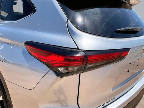 Used 2021 Toyota Highlander XLE FWD image 29