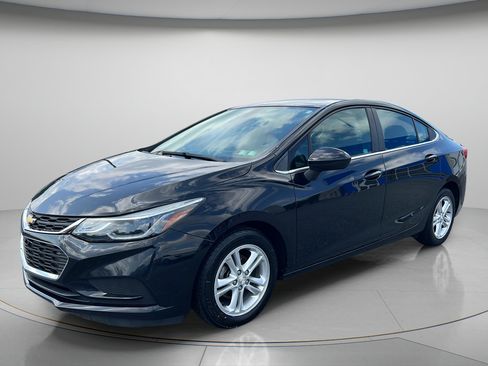 Used 2017 Chevrolet Cruze LT w/ Convenience Package FWD image 3