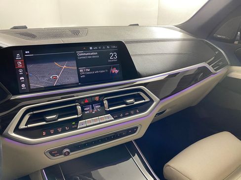 Used 2021 BMW X5 M50i image 25