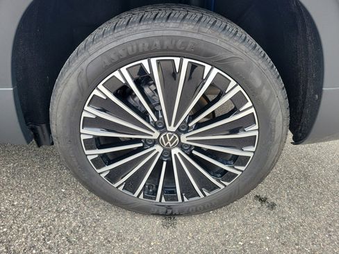 Certified 2025 Volkswagen Taos SE w/ Panoramic Sunroof Package image 27