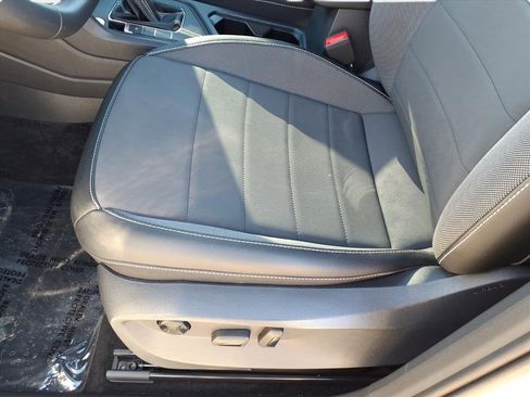 Used 2022 Volkswagen Taos SE image 16