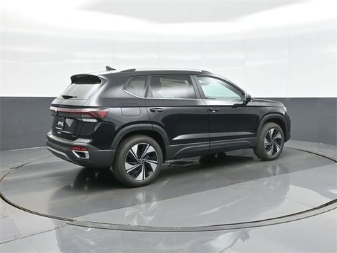 New 2026 Volkswagen Taos SE image 7