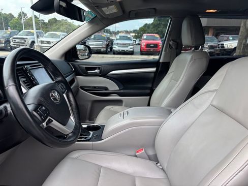 Used 2018 Toyota Highlander XLE FWD image 12