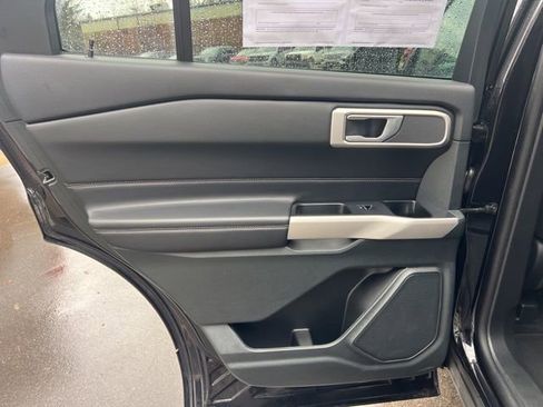 Used 2024 Ford Explorer XLT AWD/4WD image 18