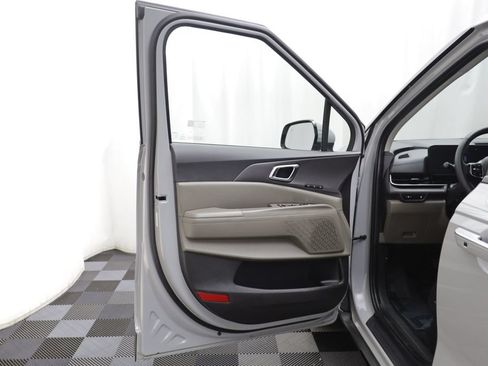 Used 2025 Kia Carnival EX FWD image 4