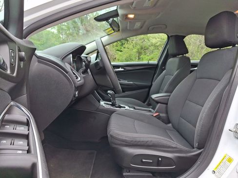 Certified 2017 Chevrolet Cruze LT w/ Convenience Package FWD image 13
